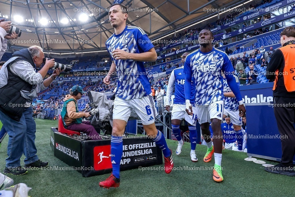 S0426092501040 | 25.09.2025, Fußball, FC Schalke 04 - SpVgg Greuther Fürth, 7.Spieltag, 2. Fußball Bundesliga, Veltins-Arena Gelsenkirchen, Saison 2025 2026: Ron Schallenberg&nbsp;(Schalke04 #06) Bryan Lasme&nbsp;(Schalke04 #11) DFB regulations prohibit any use of photographs as image sequences and or quasi-video.