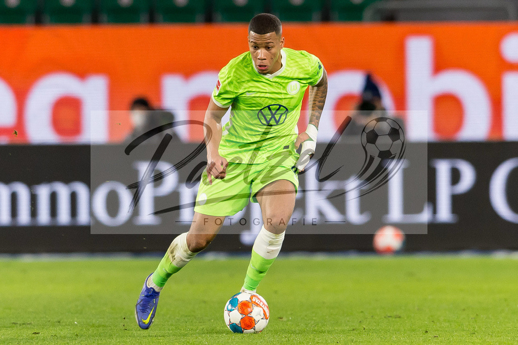 WOBFUE20220206_022 | Fussball, Herren: Aster Vranckx (VfL Wolfsburg) in Aktion, am Ball, Einzelaktion bei dem Spiel der 1. Bundesliga zwischen VfL Wolfsburg und SpVgg Greuther Fuerth in der Volkswagen Arena am 06.02.2022 in Wolfsburg, Deutschland.DFB / DFL REGULATIONS PROHIBIT ANY USE OF PHOTOGRAPHS AS IMAGE SEQUENCES AND/OR QUASI-VIDEO. - Realisiert mit Pictrs.com
