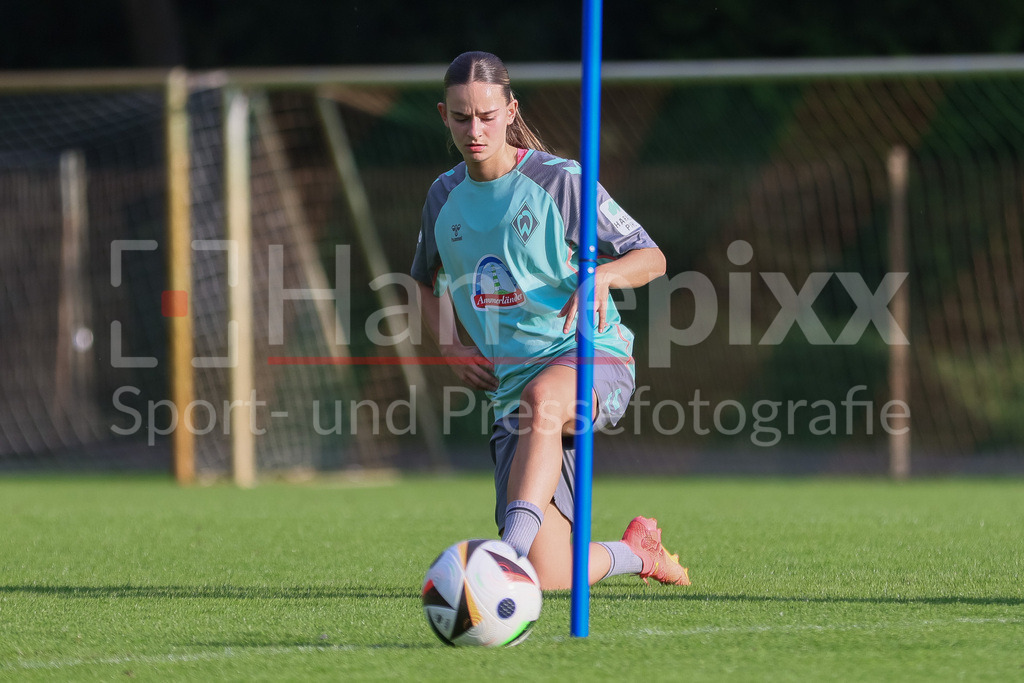 Fussball, Google Pixel Frauen-Bundesliga, Training SV Werder Bremen | v.li.: Tuana Mahmoud (SV Werder Bremen, 10) bei einer Trainingsübung