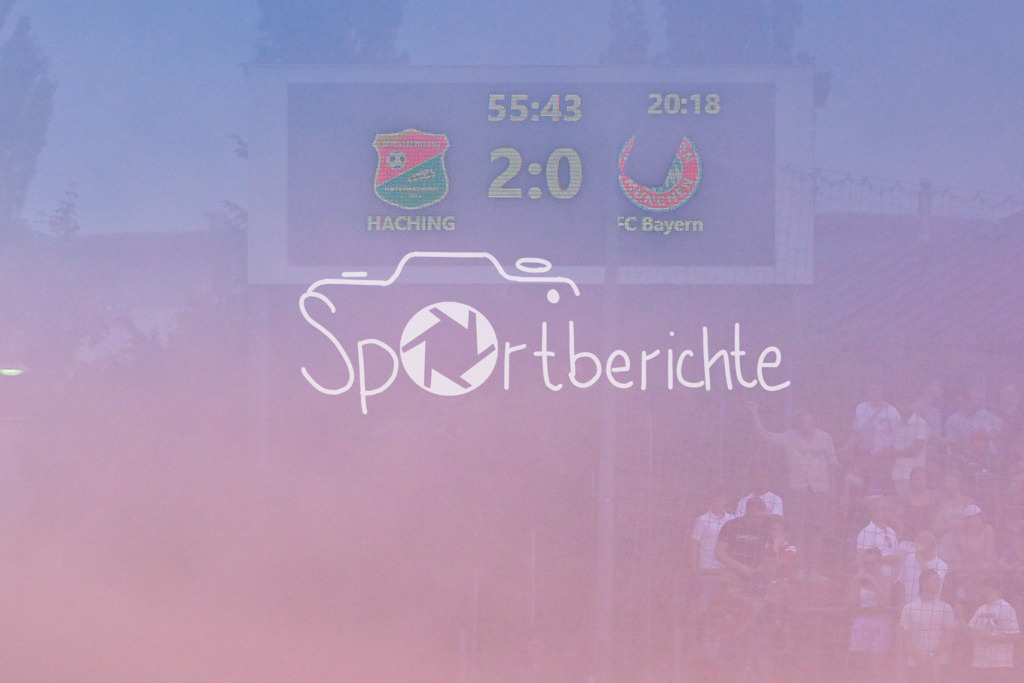 SpVgg Unterhaching - FC Bayern Amateure | Der Uhlsport Park liegt im Nebel nach dem die Fans der Hachinger Pyrotechnik gezündet haben / Ultras / Regionalliga Bayern: SpVgg Unterhaching - FC Bayern München II; Uhlsport Park am 15.08.2025