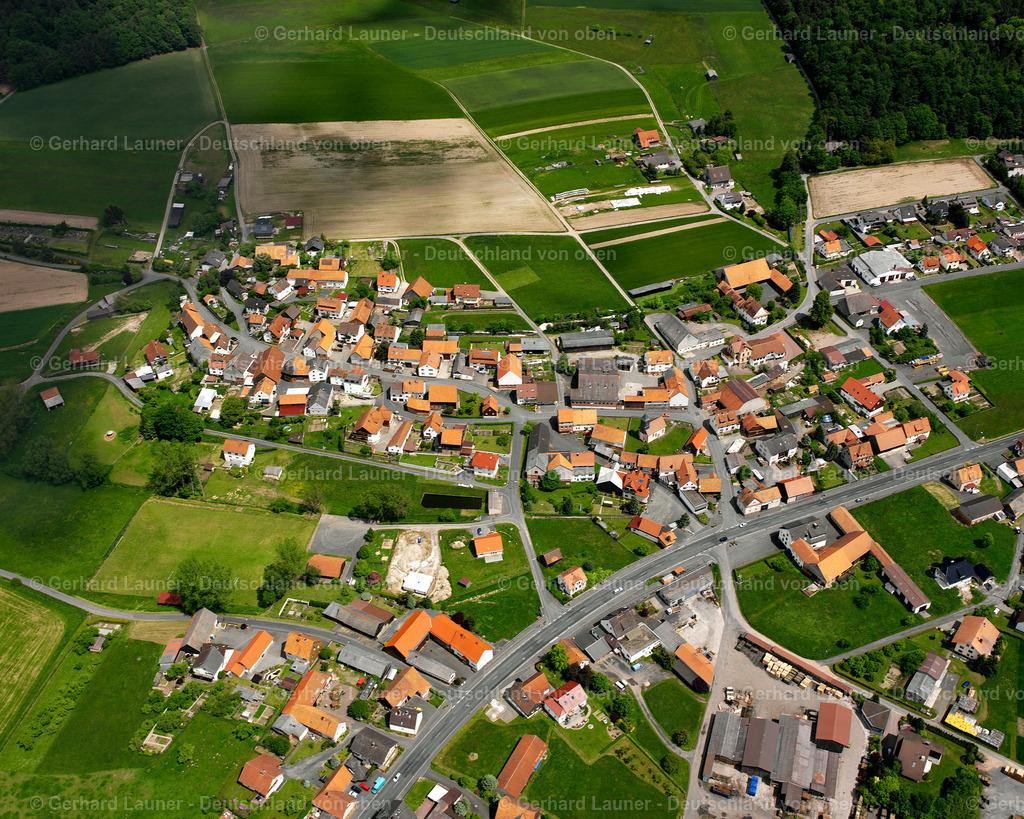 2615566 | WILLOFS 09.06.2006 Landwirtschaftliche Nutzflächen und Feldgrenzen  umsäumen das Siedlungsgebiet des Dorfes in Willofs im Bundesland Hessen, Deutschland // Agricultural land and field boundaries surround the settlement area of the village  in Willofs in the state Hesse, Germany Foto: Gerhard Launer