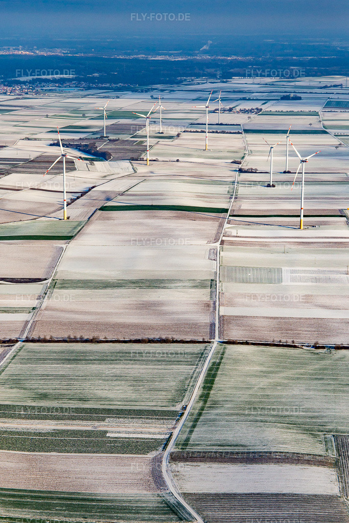 Luftbild: Windpark im Winter bei Schnee in Offenbach an der Queich im Bundesland Rheinland-Pfalz in Deutschland. Foto: IMG_135551.jpg vom 16.12.2022 durch Werner Riehm/FLY-FOTO.de