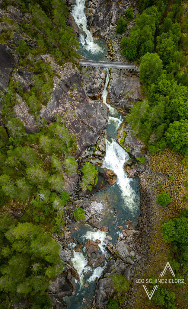 Fotografie_Leo_Schindzielorz_NO_Sommer_Fossen_20220810_DJI_0334_org | Atmosphärische Landschaftsbilder & Drohnenaufnahmen aus dem Allgäu, Tirol, Südtirol & der Schweiz – ideal für Leinwanddrucke & zur stilvollen Raumgestaltung. - Realisiert mit Pictrs.com