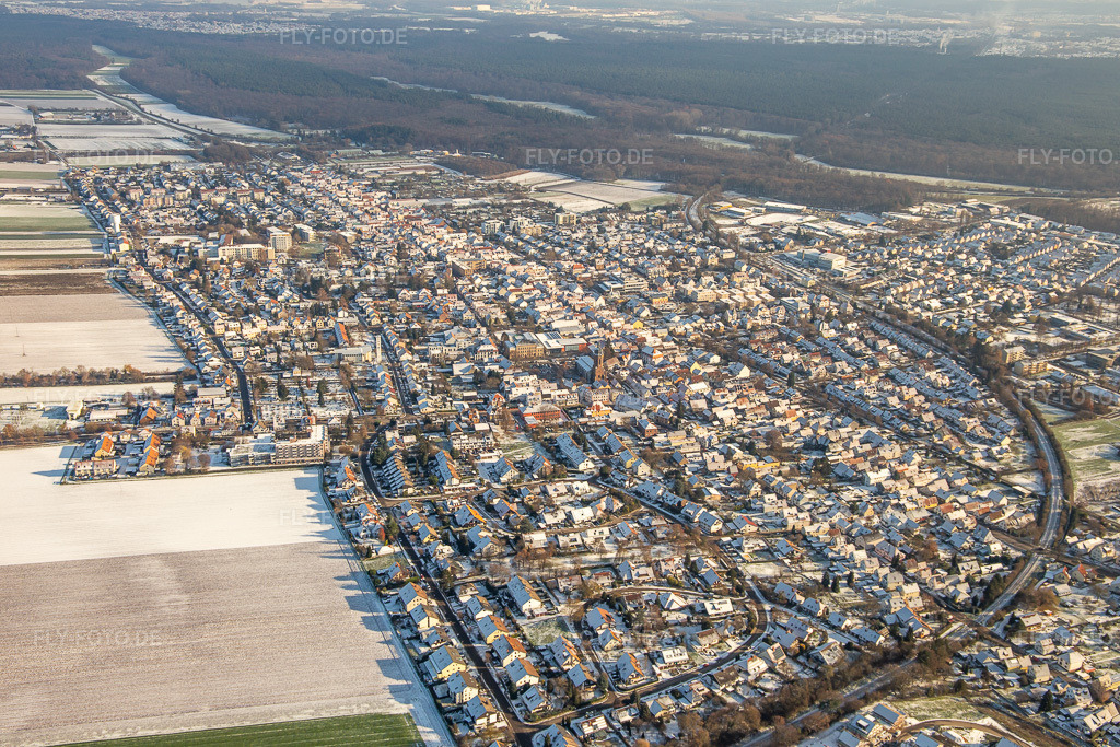 Luftbild: Kernstadt im Winter bei Schnee in Kandel im Bundesland Rheinland-Pfalz in Deutschland. Foto: IMG_135390.jpg vom 16.12.2022 durch Werner Riehm/FLY-FOTO.de