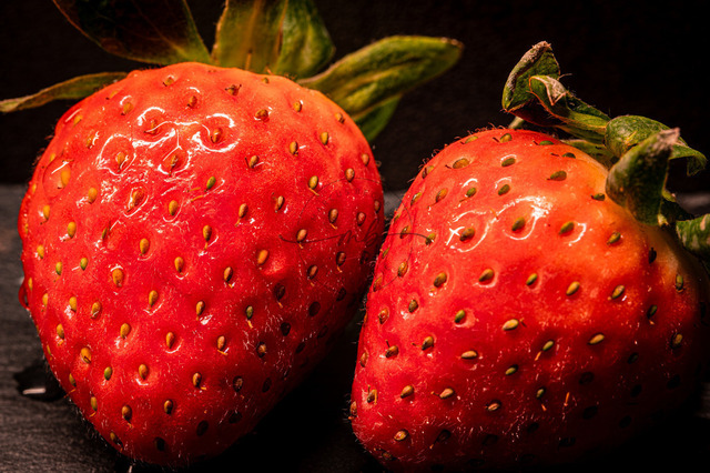 Zwei Erdbeeren vor schwarzem Hintergrund | Professionelle Natur- & Landschaftsfotos als Poster, auf Leinwand & viele mehr. Wähle aus einer Vielzahl an Formaten & Materialien Dein perfektes Bild. - Realisiert mit Pictrs.com