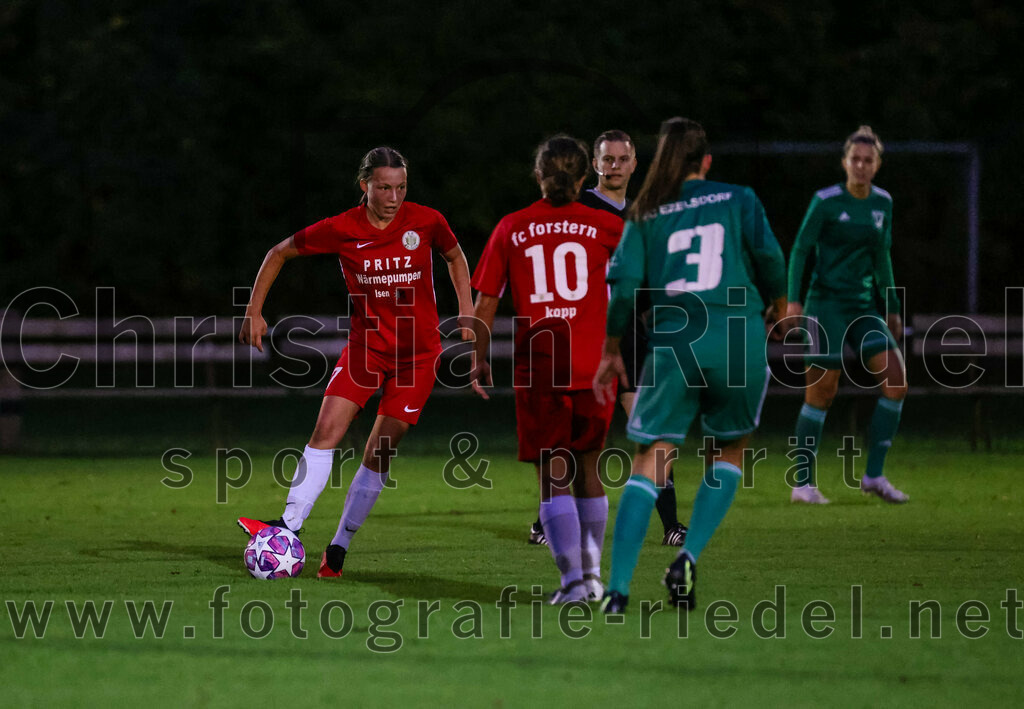 2023-10-21_077_FC_Forstern_gegen_FC_Ezelsdorf | Forstern, Deutschland, 21.10.2023:
Fußball, Frauen Bayernliga 2023 / 2024, 8. Spieltag, FC Forstern gegen FC Ezelsdorf, Endergebnis: 2:1

Marie Delles (FC Forstern, #7), Julia Engstler (FC Forstern, #10), Julia Hirschmann (FC Ezelsdorf, #3)

Foto: Christian Riedel / fotografie-riedel.net