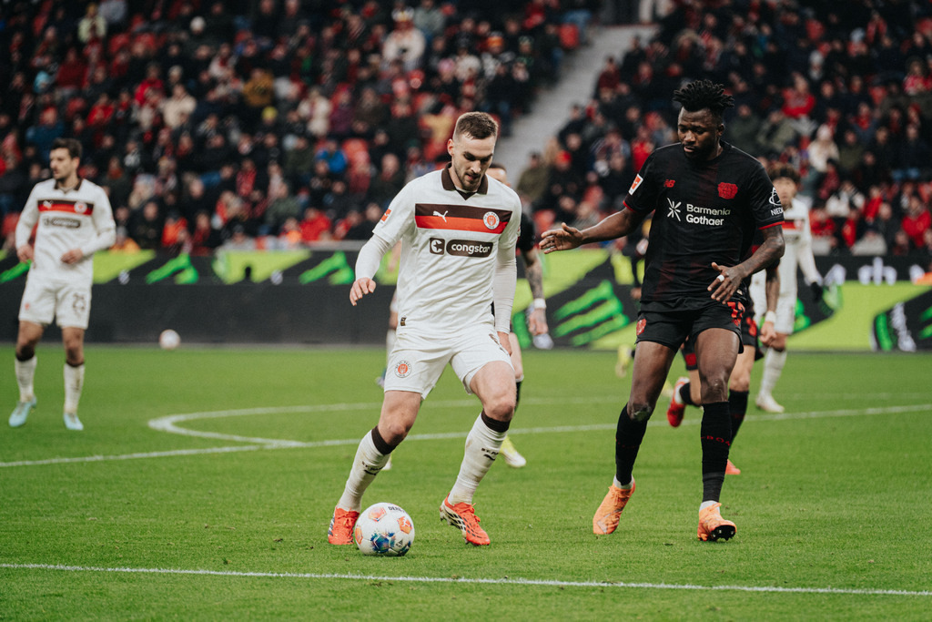 FCS05242 | Der offizielle Shop für FC St. Pauli Fotos. Wähle aus Spielszenen & Fanmomenten dein FCSP Wunschformat. Wir liefern Millerntor-Atmosphäre.