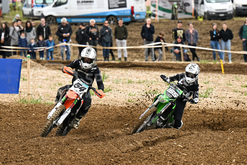 Motocross Schlatt bei Winterthur - 30. April 2023 | #54 Goetz Marcel aus Guntershausen bei Aadorf (CH) auf KTM SX F 350 und #165 Scheiben Michael aus Buerglen (CH) auf Kawasaki in der Kategorie Senioren am Motocross Schlatt bei Winterthur, 30. April 2023. 
Instagram: @mx_schlatt | @mc_wila | @sam_schweiz
Bild: Sportfotografie Markus Aeschimann | www.markus-aeschimann.ch - Realisiert mit Pictrs.com