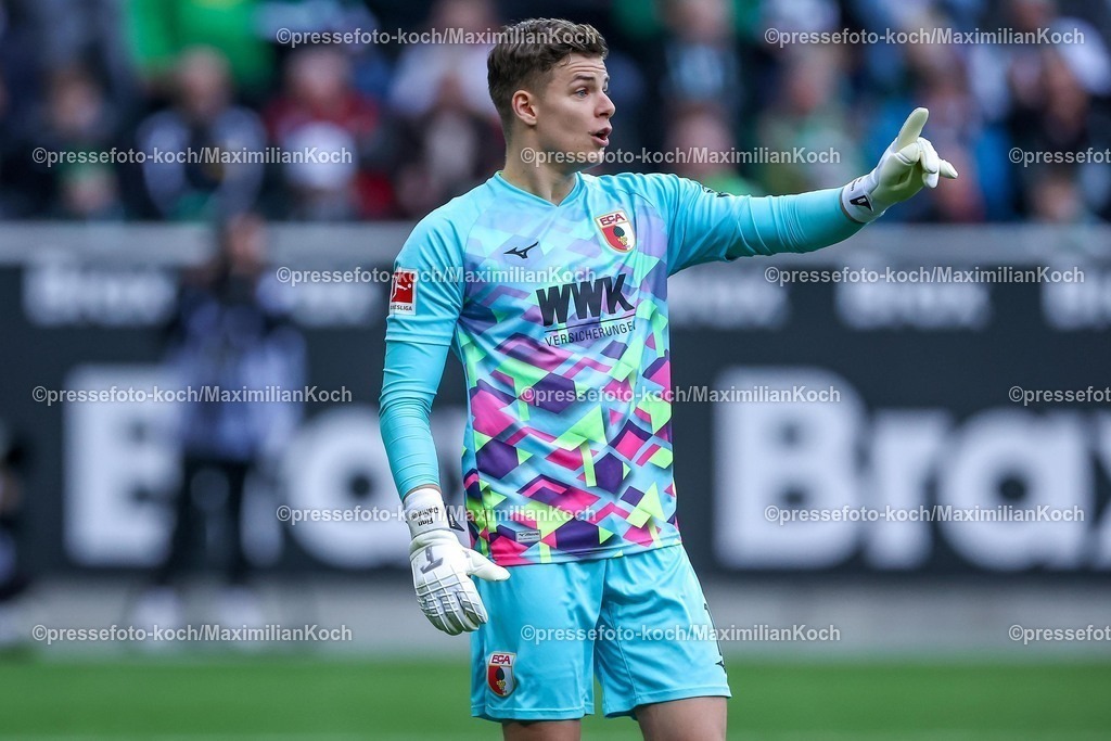 BMG21022502126 | 22.02.2025, Fußball, Borussia Mönchengladbach - FC Augsburg, 1. Fußball Bundesliga, Borussia-Park, Saison 2024 2025: Torwart Finn Dahmen (FC Augsburg #1)DFB regulations prohibit any use of photographs as image sequences and or quasi-video.