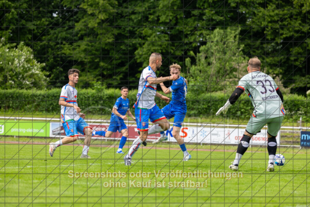 20250601_152152_0131 | #,1.FC Eislingen (blau) vs. AC Catania Kirchheim (weiß), Fußball, Bezirksliga - Bezirk Neckar/Fils, 29. Spieltag, Saison 2024/2025, Rasenplatz, Eichbachstation, Haldenstraße, 73054 Eislingen, 01.06.2025 - 15:00 Uhr,Foto: PhotoPeet-Sportfotografie/Peter Harich