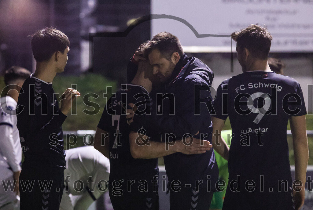 2024-03-15_001_FC_Schwaig_gegen_1_FC_Garmisch-Partenkirchen | Oberding, Deutschland, 15.03.2024:
Fußball, Landesliga Südost 2023 / 2024, 25. Spieltag, FC Schwaig gegen 1. FC Garmisch-Partenkirchen, Endergebnis: 4:0

Tobias Paulus (FC Schwaig, #7), Tobias Bartl (FC Schwaig, #37), Raffael Ascher (FC Schwaig, #9)

Foto: Christian Riedel / fotografie-riedel.net