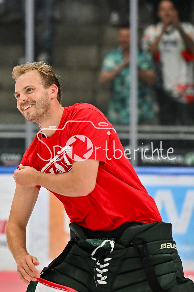 Augsburger Panther - Iserlohn Roosters | Die Augsburger Panther feiern zusammen mit ihren Fans den Heimsieg gegen Iserlohn / Penny DEL: Augsburger Panther - Iserlohn Roosters; Curt Frenzel Stadion am 21.09.2025 / im Bild Michael GARTEIG (Augsburger Panther 34