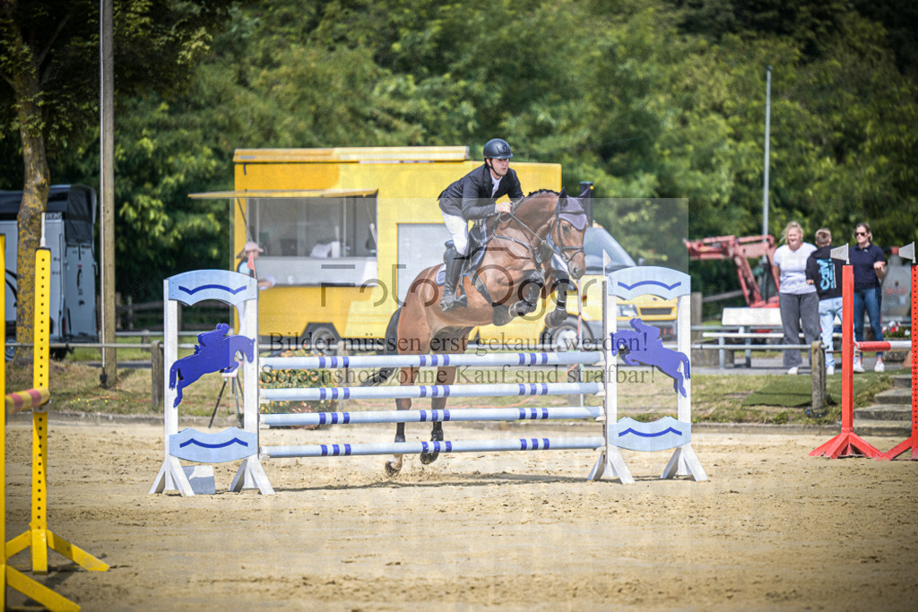 DOS_8170 | Entdecke hochwertige Reitturnierfotos von Foto Oger. Professionell, emotional und authentisch – jetzt Lieblingsmomente im Shop bestellen.Deutschlandweite Turnierfotografie. - Realisiert mit Pictrs.com