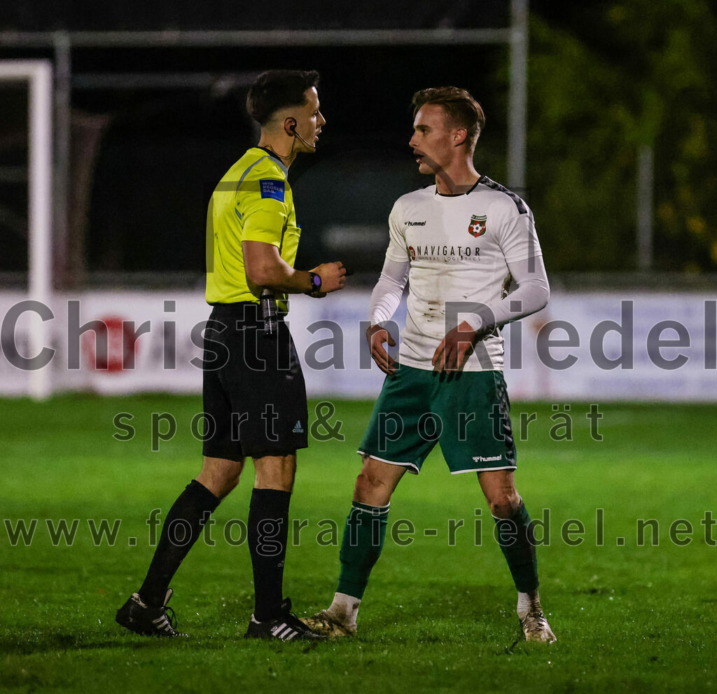 2023-11-17_076_FC_Schwaig_gegen_SpVgg_Feldmoching | Oberding, Deutschland, 17.11.2023:
Fußball, Landesliga Südost 2023 / 2024, 21. Spieltag, FC Schwaig gegen SpVgg Feldmoching, Endergebnis: 1:1

Schiedsrichter Lukas Nartschick, Leon Roth (FC Schwaig, #21)

Foto: Christian Riedel / fotografie-riedel.net