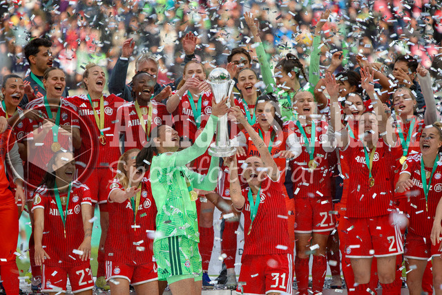 14.05.2026, GER, Fussball, Frauen, DFB-Pokal, Finale, Saison 2025/2026, VfL Wolfsburg - FC Bayern München | Maria Luisa Grohs (Bayern) und Gerogia Stanway (Bayern) heben den DFB Pokal in die höhe