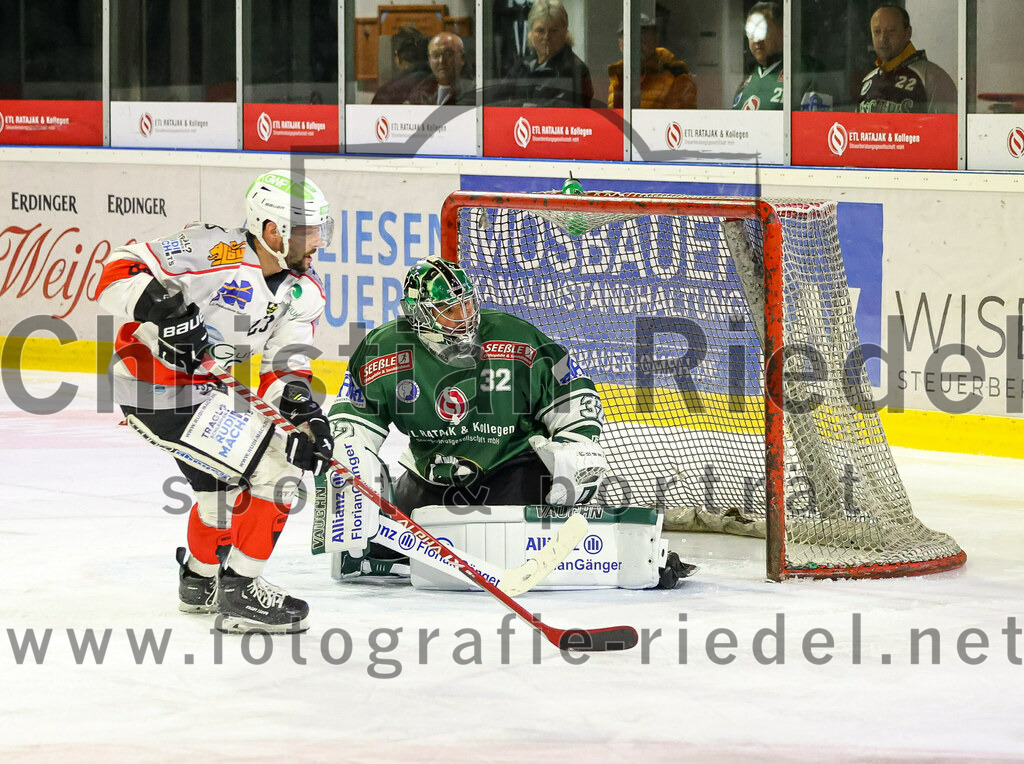 2023-10-29_022_TSV_Erding_gegen_TSV_Peissenberg | Erding, Deutschland, 29.10.2023:
Eishockey, Bayernliga Vorrunde 2023 / 2024, 5. Spieltag, TSV Erding gegen TSV Peißenberg, Endergebnis: 

Torwart Dimitri Pätzold (Erding Gladiators, #32)

Foto: Christian Riedel / fotografie-riedel.net