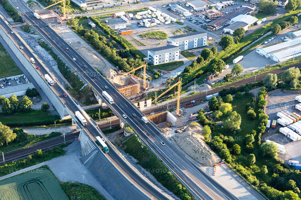 Luftbild: Baustelle Autobahnbrücke A5 über die Gleise der Eisenbahn im Ortsteil Karlsdorf in Karlsdorf-Neuthard im Bundesland Baden-Württemberg in Deutschland. Foto: IMG_115295.jpg vom 13.06.2019 durch Werner Riehm/FLY-FOTO.de