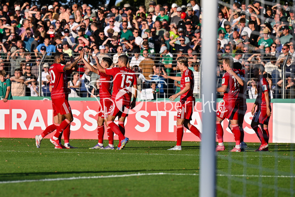 1. FC Schweinfurt 05 - Fortuna Düsseldorf | Jubel der Gäste nach dem Treffer zum 1-2 druch Cedric ITTEN (Fortuna 13) / Tor / Torschuetze / Freude / Happy / DFB-Pokal: 1. FC Schweinfurt 05 - Fortuna Düsseldorf; Riedel-Bau Arena am 18.08.2025