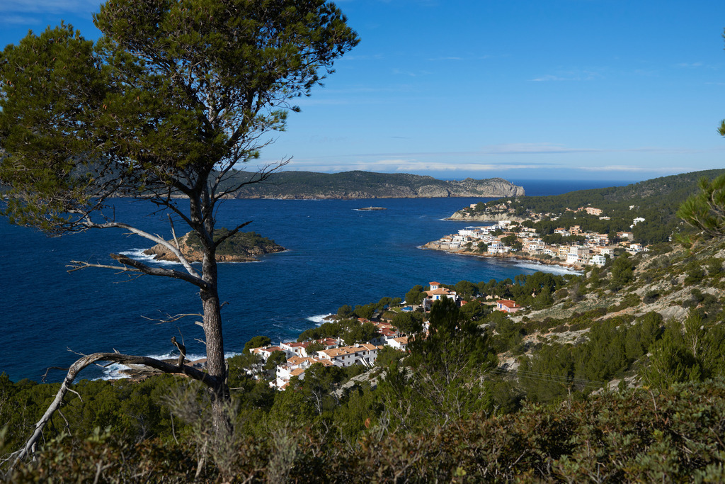 Blick auf das Dorf Sant Elm  | Sant Elm , Spanien - December 28, 2013: Blick auf die Küste und das Dorf Sant Elm . - Realisiert mit Pictrs.com