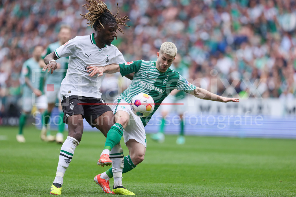 Fussball, Bundesliga, SV Werder Bremen - Borussia Mönchengladbach | v.li.: Kouadio Kone (Borussia Mönchengladbach, 17) und Romano Schmid (SV Werder Bremen, 20) im Zweikampf, Duell, Dynamik, Aktion, Action, Spielszene, DIE DFL-RICHTLINIEN UNTERSAGEN JEGLICHE NUTZUNG VON FOTOS ALS SEQUENZBILDER UND/ODER VIDEOÄHNLICHE FOTOSTRECKEN. DFL REGULATIONS PROHIBIT ANY USE OF PHOTOGRAPHS AS IMAGE SEQUENCES AND/OR QUASI-VIDEO.