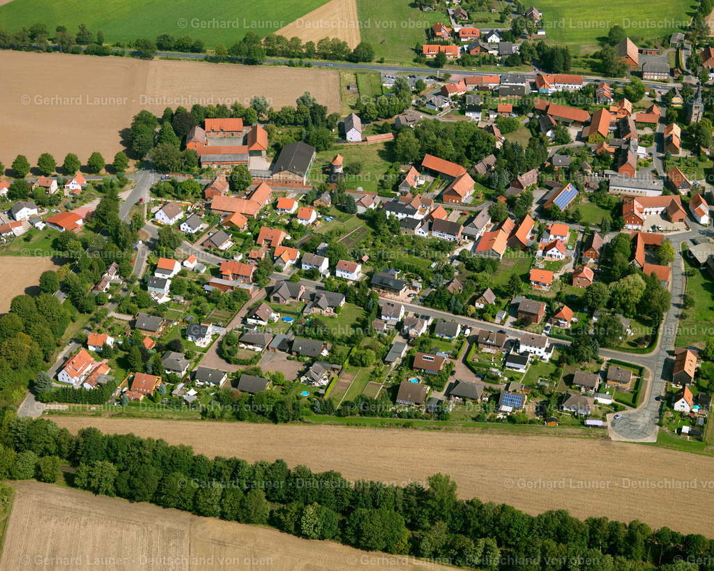 2638782 | BEINUM 23.08.2006 Landwirtschaftliche Nutzflächen und Feldgrenzen  umsäumen das Siedlungsgebiet des Dorfes in Beinum im Bundesland Niedersachsen, Deutschland // Agricultural land and field boundaries surround the settlement area of the village  in Beinum in the state Lower Saxony, Germany Foto: Gerhard Launer