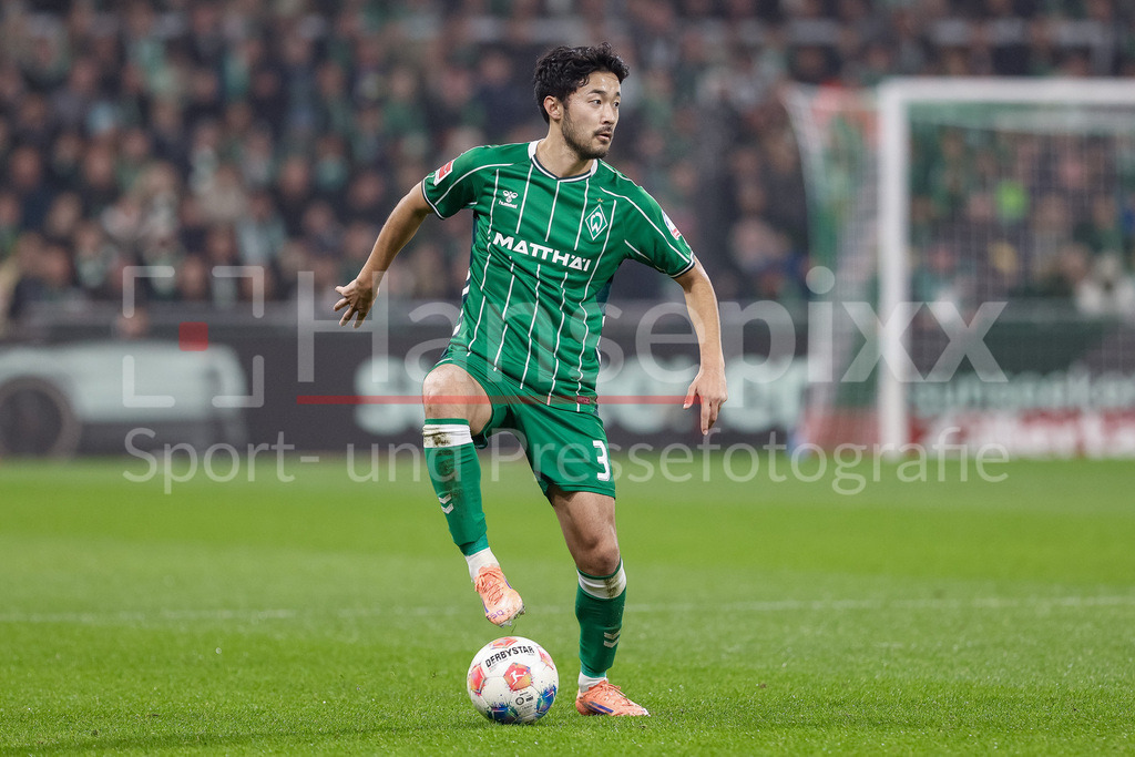 Fussball, Bundesliga, SV Werder Bremen - VfL Wolfsburg | Yukinari Sugawara (SV Werder Bremen, 3) am Ball, Freisteller, Einzelbild, Ganzkörper, Aktion, Action, Spielszene, DIE DFL-RICHTLINIEN UNTERSAGEN JEGLICHE NUTZUNG VON FOTOS ALS SEQUENZBILDER UND/ODER VIDEOÄHNLICHE FOTOSTRECKEN. DFL REGULATIONS PROHIBIT ANY USE OF PHOTOGRAPHS AS IMAGE SEQUENCES AND/OR QUASI-VIDEO.