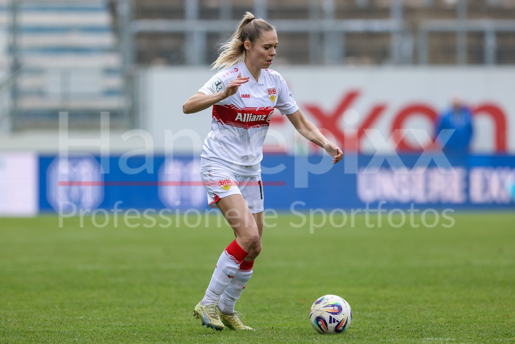Fussball, 2. Frauen-Bundesliga, SV Meppen - VfB Stuttgart | Janina Hechler (VfB Stuttgart, 16) am Ball, Freisteller, Einzelbild, Ganzkörper, Aktion, Action, Spielszene, DIE DFB-RICHTLINIEN UNTERSAGEN JEGLICHE NUTZUNG VON FOTOS ALS SEQUENZBILDER UND/ODER VIDEOÄHNLICHE FOTOSTRECKEN. DFB REGULATIONS PROHIBIT ANY USE OF PHOTOGRAPHS AS IMAGE SEQUENCES AND/OR QUASI-VIDEO.
