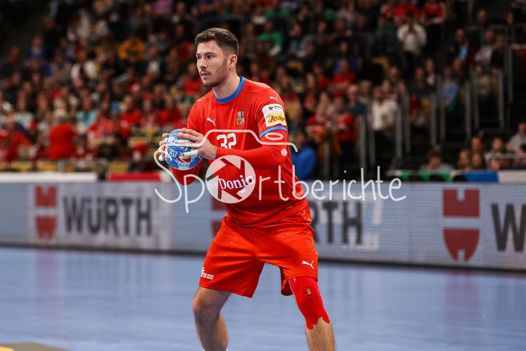 Tschechien - Portugal | Vojtech PATZEL (CZE #32) am Ball / Freisteller / Einzelfoto