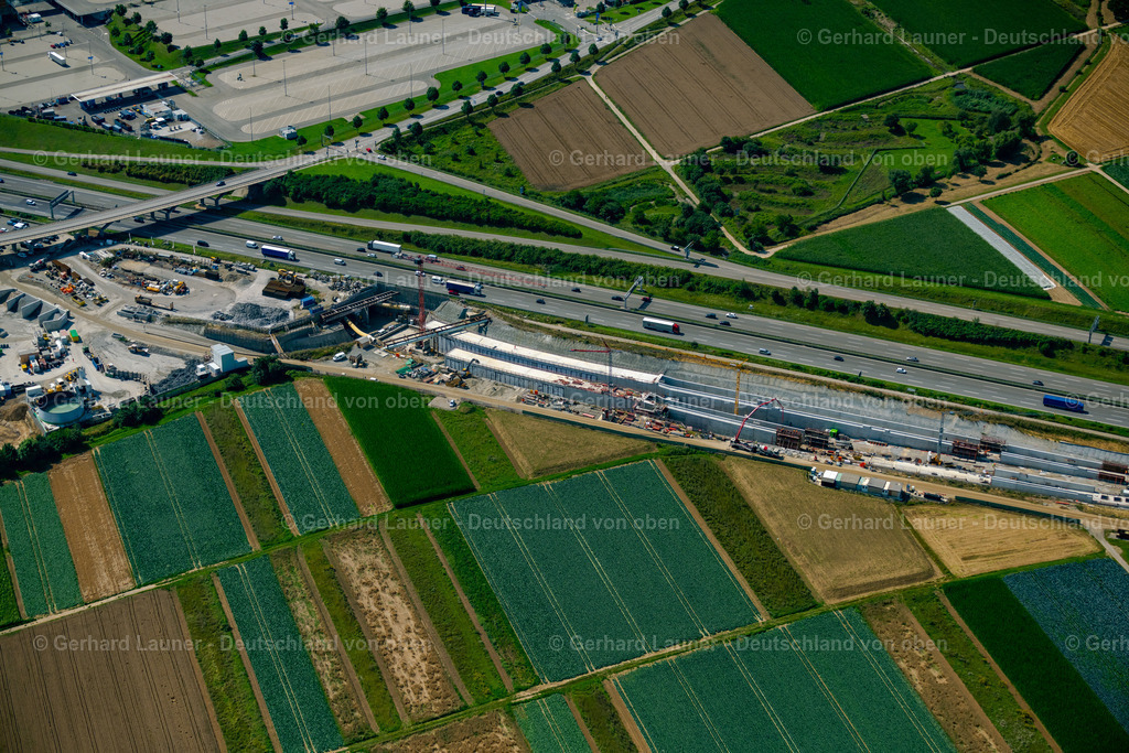 4047176 | STUTTGART 11.08.2021 Baustelle mit Tunnelführungsarbeiten für die Streckenführung und den Verlauf " Flughafentunnel " parallel zum Verlauf der Autobahn BAB A8 in Stuttgart im Bundesland Baden-Württemberg, Deutschland. Weiterführende Informationen bei: CDM Smith Consult GmbH,  GBI Gackstatter Beratende Ingenieure GmbH,  Max Bögl Bauservice GmbH & Co. KG,  Vössing Ingenieurgesellschaft mbH. // Construction site with tunneling work for the route and the "airport tunnel" course parallel to the course of the A8 motorway in the Plieningen district of Stuttgart in the state Baden-Wuerttemberg, Germany. Further information at: CDM Smith Consult GmbH,  GBI Gackstatter Beratende Ingenieure GmbH,  Max Boegl Bauservice GmbH & Co. KG,  Voessing Ingenieurgesellschaft mbH. Foto: Gerhard Launer