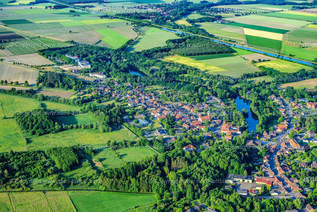 Bad_Bodenteich_ELS_3463050623 | BAD BODENTEICH 05.06.2023 Ortsansicht am Rande von landwirtschaftlichen Feldern und Nutzflächen in Bad Bodenteich im Bundesland Niedersachsen, Deutschland. // Village view on the edge of agricultural fields and land in Bad Bodenteich in the state Lower Saxony, Germany. Foto: Martin Elsen