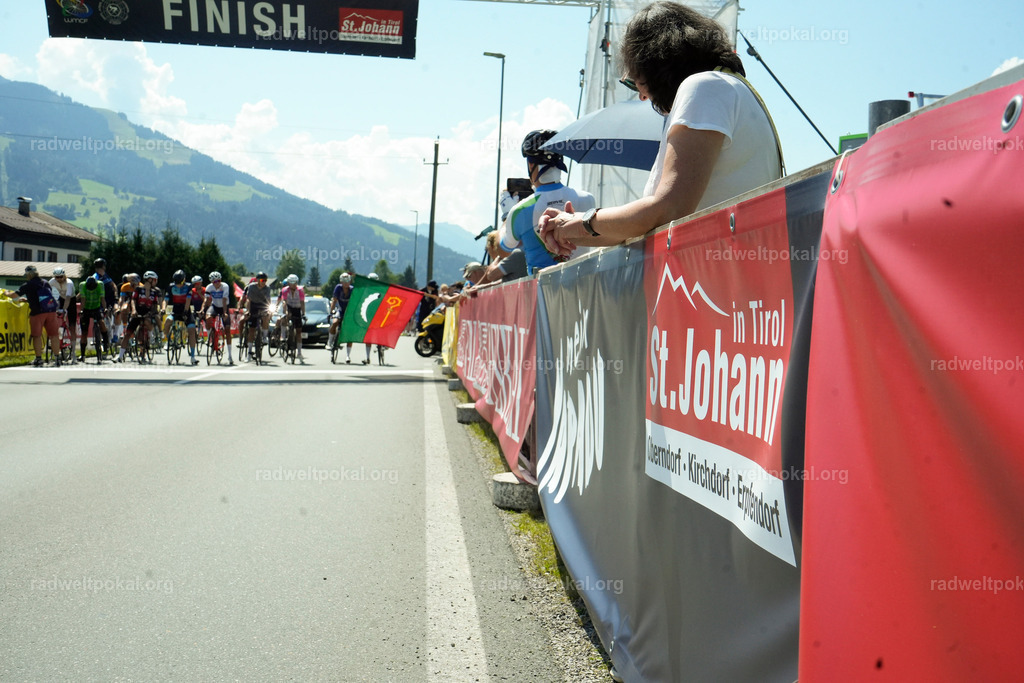 188_20230817_Bewerb_Maenner_Muehlanger | AUT - OESTERREICH, 2023-08-16: SPORT RENNRAD-FAHREN - 55. INTERNATIONALER RADWELTPOKAL IN ST. JOHANN IN TIROL  - Vintage-Radrennen mit WM-Bronze-Medaillen-Siegerin Christina Schweinberger, den Teilnehmer und Alexander Baumann (vom Orginastions-Team) - TAG 2 BEWERB MAENNER IN SECHS GRUPPEN  ; Foto: Roland Muehlanger