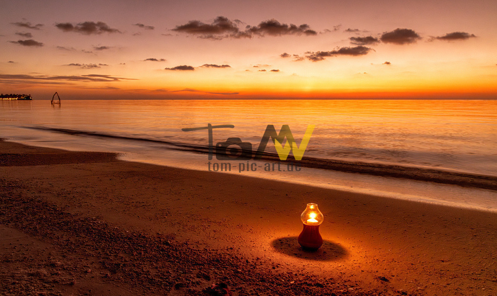 Sonnenuntergang auf den Malediven  mit Kerze am Strand 2 | Hochauflösende und hochwertige Bilder und Fotos.Kommerzielle oder private Nutzung ✔ Bilder downloaden✔ Acryl ✔ Leinwand ✔ Poster ✔
 - Realisiert mit Pictrs.com