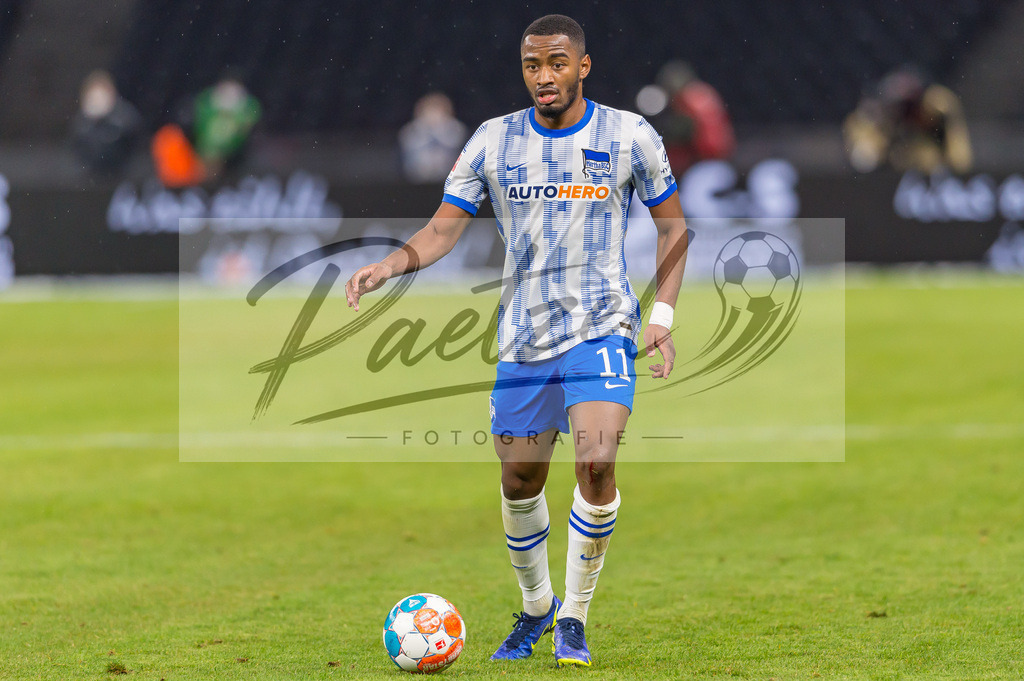 HERBOC20220204_247 | Fussball, Herren: Myziane Maolida (Hertha BSC) in Aktion, am Ball, Einzelaktion bei dem Spiel der 1. Bundesliga zwischen Hertha BSC und VfL Bochum im Olypiastadion am 04.02.2022 in Berlin, Deutschland.DFB / DFL REGULATIONS PROHIBIT ANY USE OF PHOTOGRAPHS AS IMAGE SEQUENCES AND/OR QUASI-VIDEO. - Realisiert mit Pictrs.com