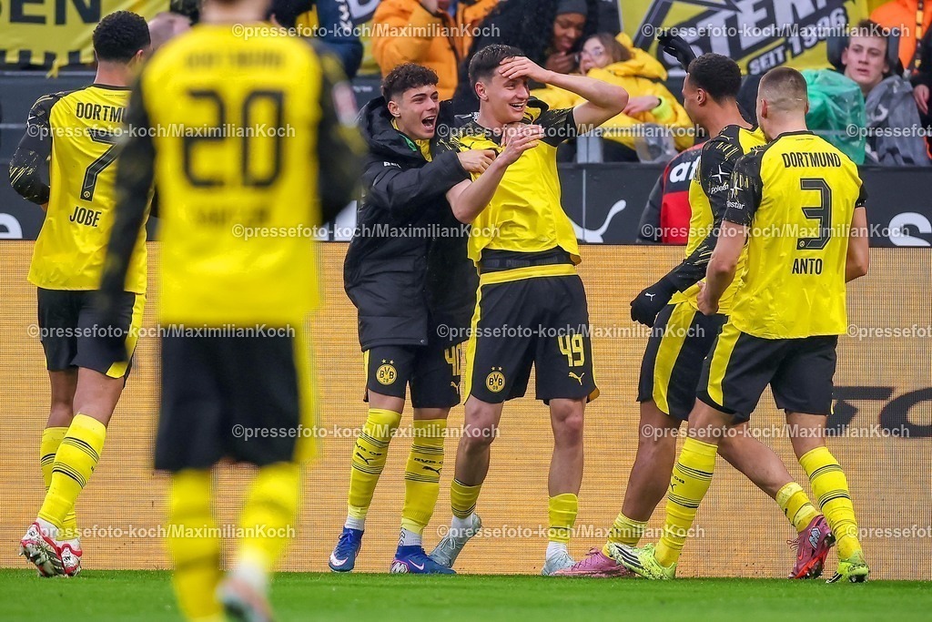 BVB14032601061 | 14.03.2026, Fußball, Borussia Dortmund - FC Augsburg, 1. Fußball Bundesliga, 26. Spieltag, Signal Iduna Park, Saison 2025 2026: Torjubel nach dem Tor zum 2:0 durch Torschütze Luca Reggiani (BVB #49)  zusammen mit Samuele Inacio (BVB #40) Felix Nmecha&nbsp;(BVB #08) Waldemar Anton&nbsp;(BVB #03)   DFB regulations prohibit any use of photographs as image sequences and or quasi-video.