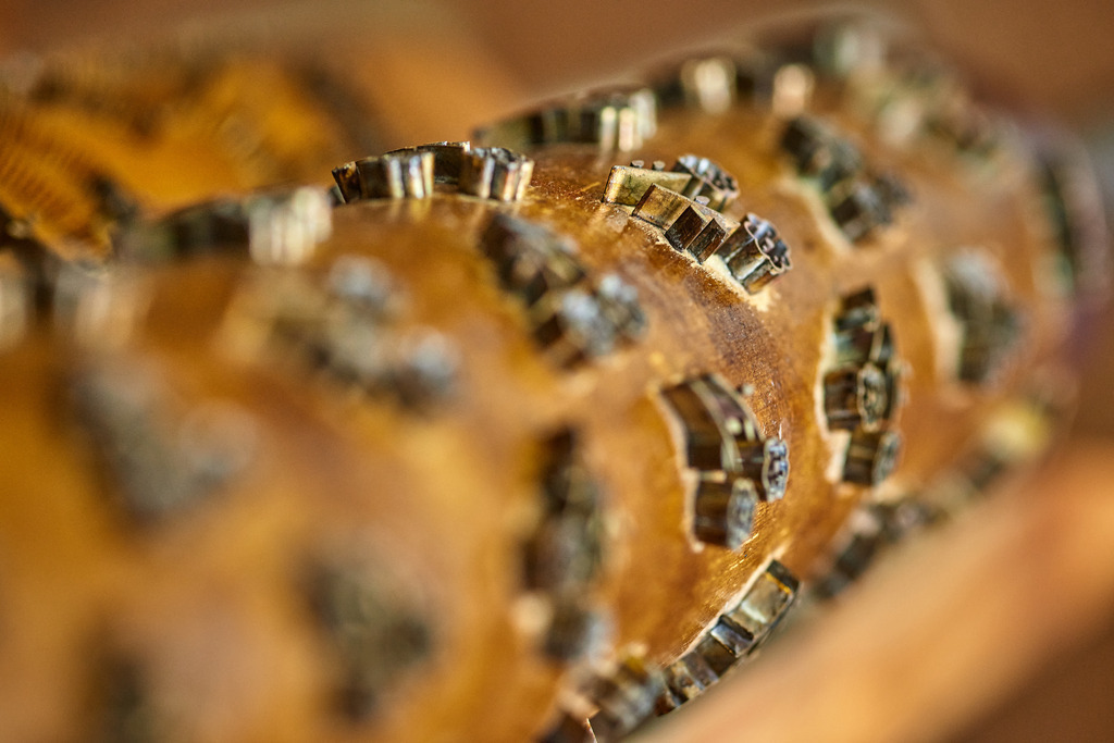 Holzrolle mit Muster | Steinberg, Austria - September 25, 2013: Original Indigo Blaudruck Koo in Burgenland; Holzrolle mit Muster. - Realisiert mit Pictrs.com