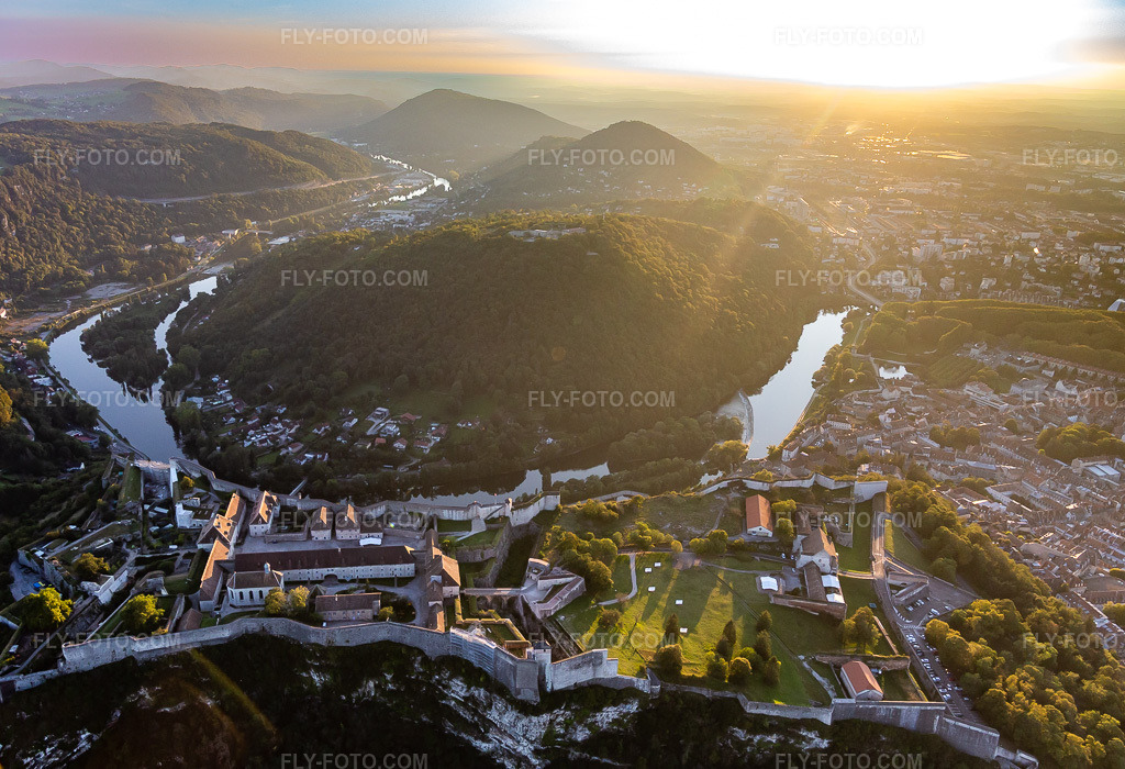 Aerial view: Fragments of the citadel - fortress complex above the town center located in a bend of the Doubs river in the district Citadelle in Besançon in the state Doubles, France. – Photo: IMG_129666.jpg taken on 09/23/2021 by Werner Riehm/FLY-FOTO.com – Resolution of the original: 5081 x 3472 px