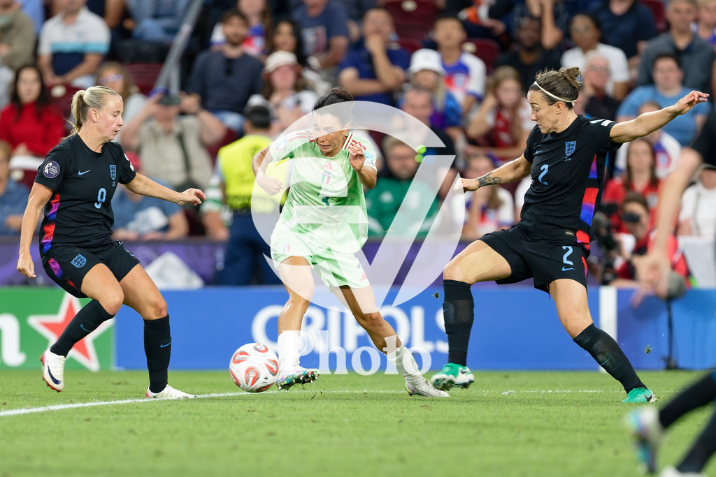 England v Italy - UEFA Women's EURO 2025 Semi-Final | GENEVA, SWITZERLAND - JULY 22:  Lucia Di Guglielmo of Italy (C)  passes the ball under pressure from Georgia Stanway of England (L) and Lucy Bronze of England (R)  during the UEFA Women's EURO 2025 Semi-Final match between England and Italy at Stade de Geneve on July 22, 2025 in Geneva, Switzerland. (Photo by Giuseppe Velletri/Sports Press Photo/Getty Images)