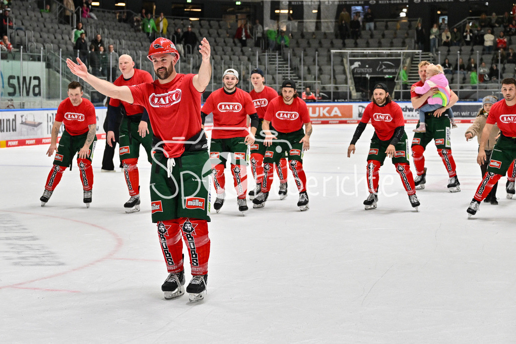 Augsburger Panther - Kölner Haie | die Augsburger Panther feiern zusammen mit den Fans den Heimsieg gegen die Kolner Haie  / Jason BAST (Augsburger Panther #45) Bauhelm / DEL: Augsburger Panther - Kölner Haie, Curt Frenzel Stadion am 29.09.2024