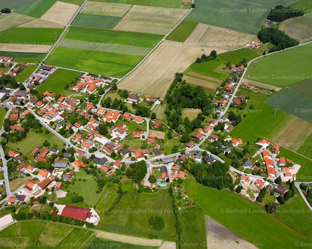 2600384 | VORDORF 09.06.2006 Landwirtschaftliche Nutzflächen und Feldgrenzen  umsäumen das Siedlungsgebiet des Dorfes in Vordorf im Bundesland Bayern, Deutschland // Agricultural land and field boundaries surround the settlement area of the village  in Vordorf in the state Bavaria, Germany Foto: Gerhard Launer