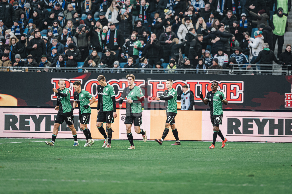 Fußball | Männer | Saison 2024/2025 | 2. Fußball-Bundesliga | 20. Spieltag | Hamburger SV vs. Hannover 96 | 02.02.2025 | Rabbi Matondo (#40, Hannover 96) rechts  schießt das 2:1 und jubelt mit dem Team