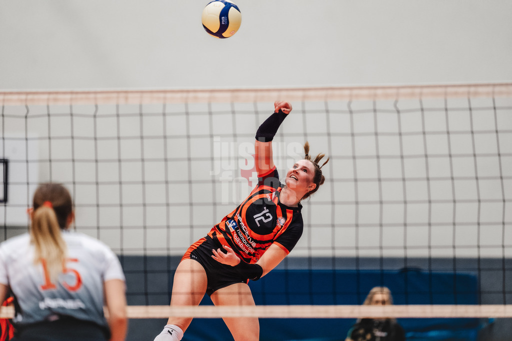 Volleyball | Frauen | Saison 2025/2026 | Volleyball Bundesliga | ETV Hamburger Volksbank Volleys vs. Dresdner SC | 15.11.2025 | Hannah Ammerman (#12, ETV Hamburger Volksbank Volleys) beim Angriff