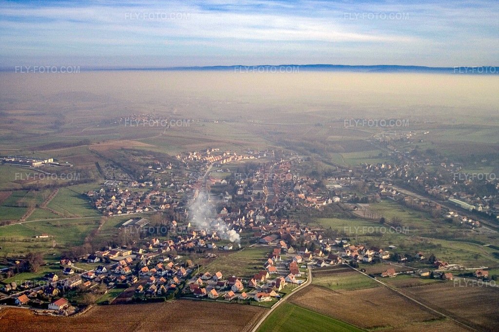 Aerial view: View of the town from the west in Soultz-sous-Forêts in the state Bas-Rhin, France. – Photo: IMG_5122.jpg taken on 12/29/2006 by Werner Riehm/FLY-FOTO.com – Resolution of the original: 3456 x 2304 px