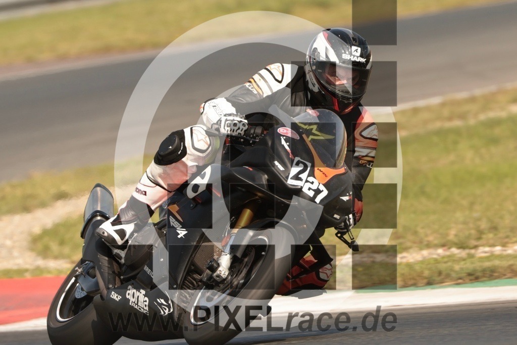 0227-20250814_10784 | Schöne Erinnerungen an spannende Momente - das festzuhalten ist unser Job. PIXELrace.de ist seit 2003 auf den Rennstrecken Europas unterwegs um die Action draußen beim Fahren und die wunderbare Stimmung imm Fahrerlager für euch einzufangen.