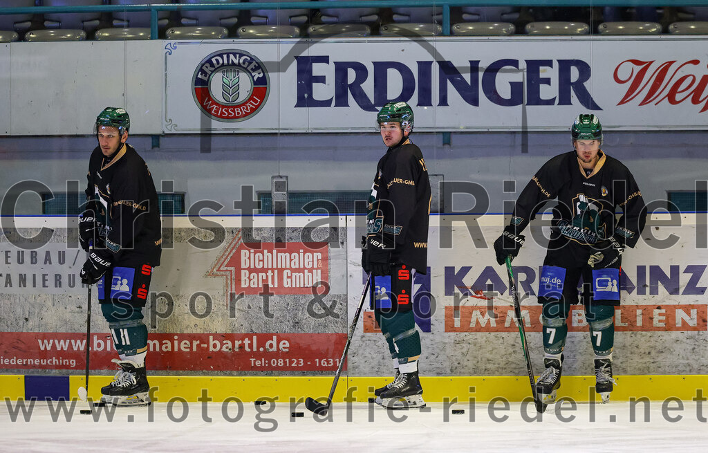 2025-12-23_006_TSV_Erding_gegen_Heilbronner_Falken | Erding, Deutschland, 23.12.2025:Eishockey, Oberliga Süd 2025 / 2026, 29. Spieltag, TSV Erding gegen Heilbronner Falken, Endergebnis: 5:4Maximilian Forster (Erding Gladiators, #81), Jesse Kauhanen (Erding Gladiators, #4), Louis Trattner (Erding Gladiators, #7)Foto: Christian Riedel / fotografie-riedel.net