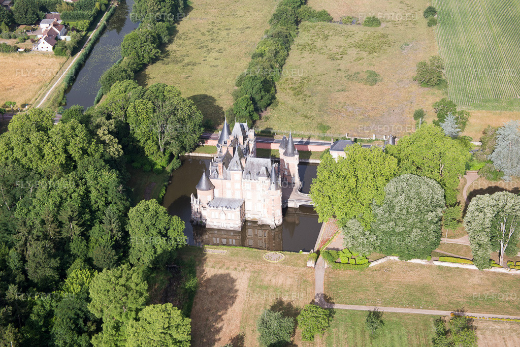Vue aérienne: Château de Combreux à Combreux dans le département Loiret, France.Photo: IMG_082580.jpg prise le 21/06/2015 par Werner Riehm/FLY-FOTO.euRésolution de l'original: 5472 x 3648 px
