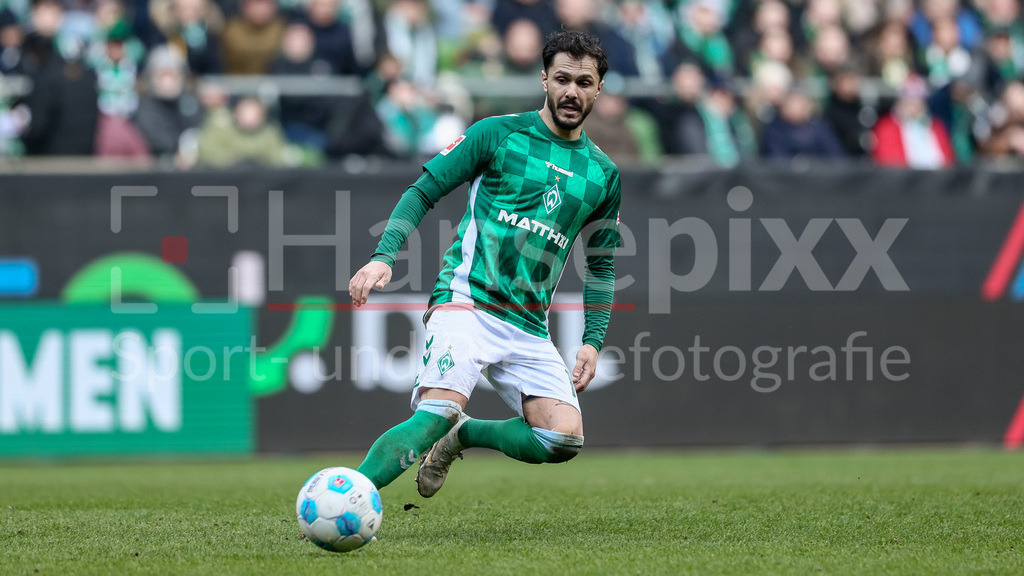 Fussball, Bundesliga, SV Werder Bremen - VfL Wolfsburg | v.li.: Leonardo Bittencourt (SV Werder Bremen, 10) am Ball, Freisteller, Einzelbild, Ganzkörper, Aktion, Action, Spielszene, DIE DFL-RICHTLINIEN UNTERSAGEN JEGLICHE NUTZUNG VON FOTOS ALS SEQUENZBILDER UND/ODER VIDEOÄHNLICHE FOTOSTRECKEN. DFL REGULATIONS PROHIBIT ANY USE OF PHOTOGRAPHS AS IMAGE SEQUENCES AND/OR QUASI-VIDEO.