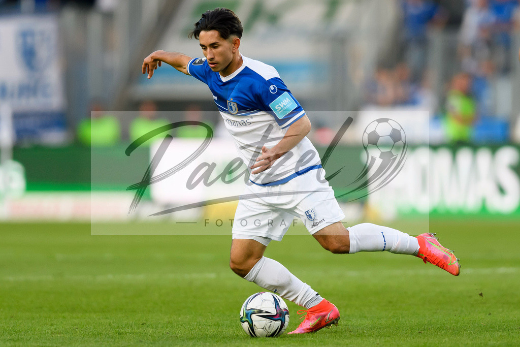 FCMFCK20210904_191 | Fussball, Herren: Jason Ceka (1. FC Magdeburg) in Aktion, am Ball, Einzelaktion beim Spiel der 3. Liga zwischen 1. FC Magdeburg und 1. FC Kaiserslautern in der MDCC-Arena am 04.09.2021 in Magdeburg, Deutschland.DFB / DFL REGULATIONS PROHIBIT ANY USE OF PHOTOGRAPHS AS IMAGE SEQUENCES AND/OR QUASI-VIDEO. - Realisiert mit Pictrs.com