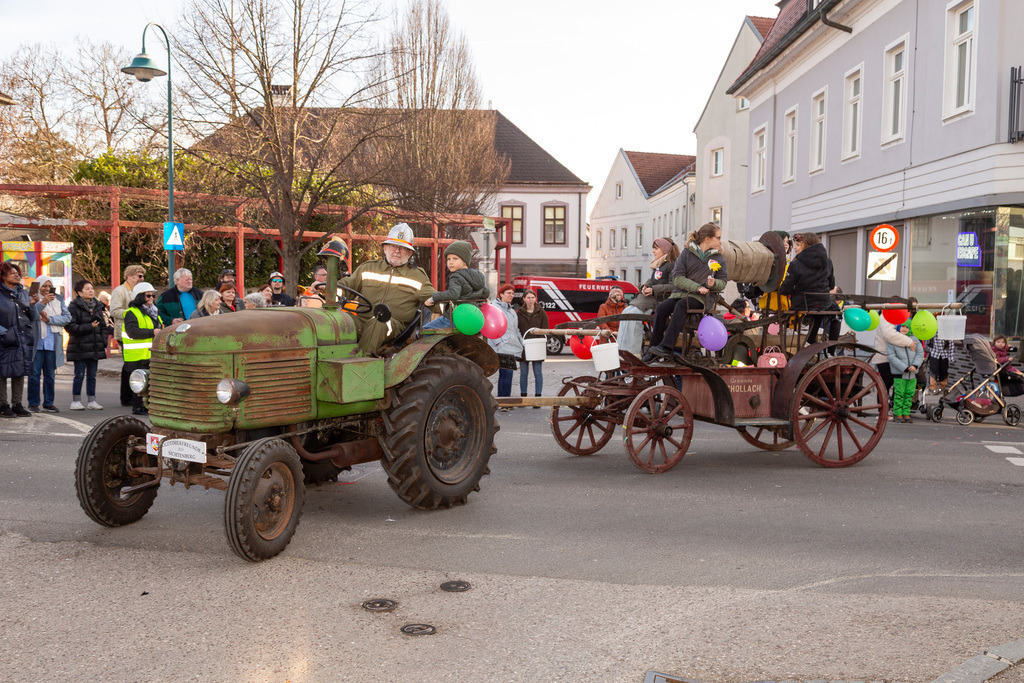Umzug2025-184_9870 | Fotostrecke: FASCHINGSUMZUG 2025 in Loosdorf. 22 Masken(gruppen)-Teilnehmer: Loosdorfer Vereine, Wirtschaftstreibende, Gemeindeabordnungen sowie Kreditinstitute. rund 700 Besucher entlang der Hauptstrasse. Veranstaltungs-Sicherung durch Mannschaft der FF-Loosdorf mit schwerem Gerät. Maskenprämierung am EKZ-Platz durch Bgm. Thomas Vasku in den Kategorien: Bester Festwagen (Fa. gkonzept-Groissenberger; Beste Personengruppe-ASK-Loosdorf; Beste Einzelperson; Weiteste Anreise-FF Schollach;