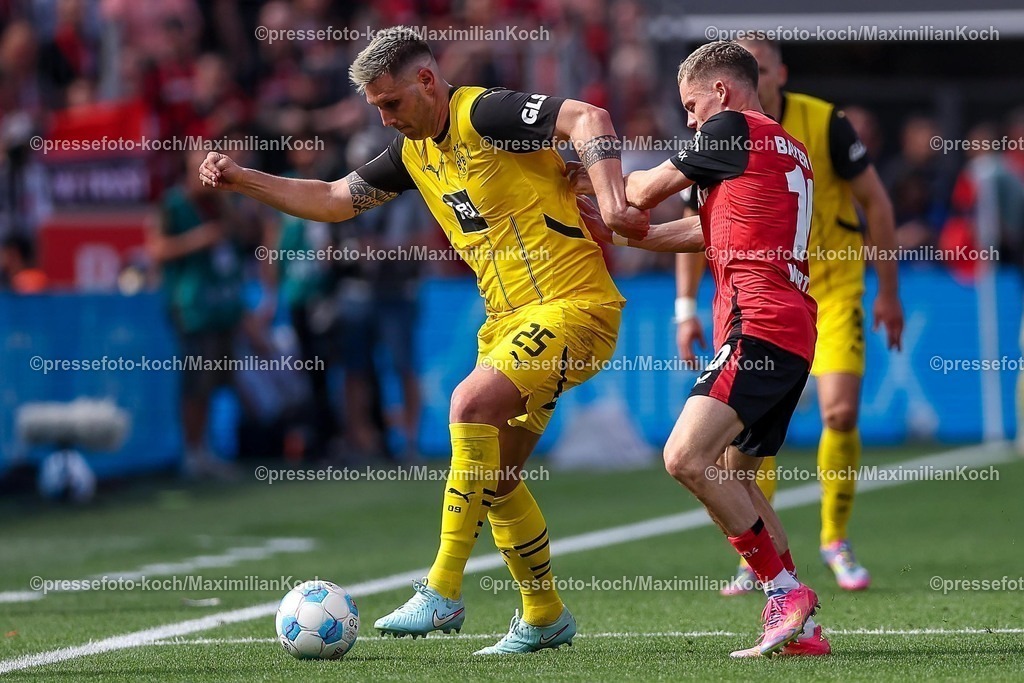 B0411052503506 | 11.05.2025, Fußball, Bayer 04 Leverkusen - Borussia Dortmund, 1. Fußball Bundesliga, 33. Spieltag, BayArena, Saison 2024 2025: Niklas Süle (BVB #25) im Zweikampf gegen Florian Wirtz (Bayer04 Leverkusen #10) DFB regulations prohibit any use of photographs as image sequences and or quasi-video.