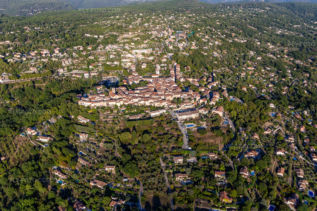 Aerial view: View of the town in Montauroux in the state Var, France. – Photo: IMG_129480.jpg taken on 09/18/2021 by Werner Riehm/FLY-FOTO.com – Resolution of the original: 5263 x 3509 px